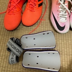 【使用頻度少ない】フットサル用シューズ2足+すね当ての画像