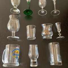 おひとり様用カクテルやシャンパングラスとビールジョッキ