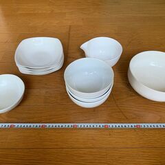 白い陶磁器のボウルとお皿