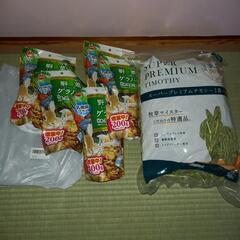 (お話中)野菜いっぱいグラノーラ5袋、チモシー一番刈り500g1袋の画像