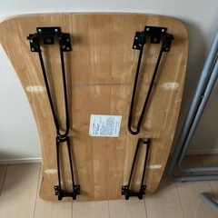 机と椅子もしくはちゃぶ台と椅子の画像