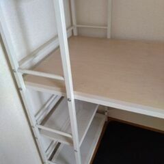 ラック付デスクの画像