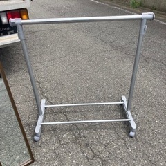 家具 自立スリムミラー/鏡とパイプハンガーの画像