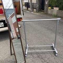 家具 自立スリムミラー/鏡とパイプハンガーの画像