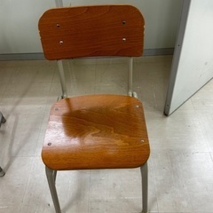 学校で使う机や椅子の画像