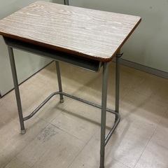 学校で使う机や椅子の画像