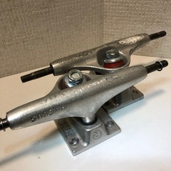 スケートボード　トラックの画像