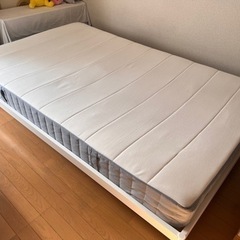 ダブルベッドの画像