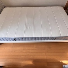 ダブルベッドの画像