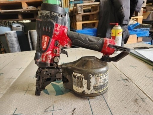 高圧　マキタ65ｍｍ　釘打ち機AN610H　所々塗料の付着有り　動作確認済