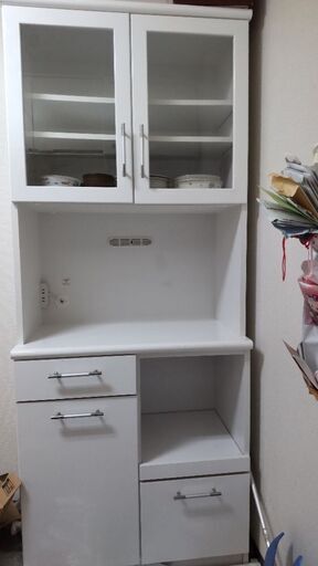 白色の食器棚