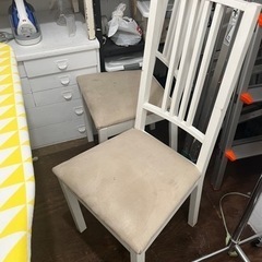 白い椅子二脚の画像