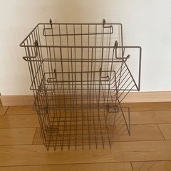 重ねられるワイヤーバスケットの画像