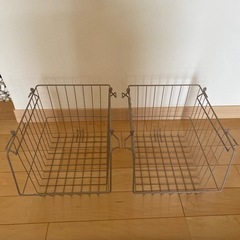 重ねられるワイヤーバスケットの画像