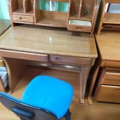 子供用の学習机2台の画像