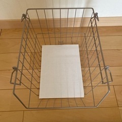 重ねられるワイヤーバスケットの画像