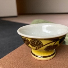 信楽焼　陶芸　焼き物　おちょこ　お猪口　ぐい呑み　加藤肇　草木　葉　リーフ　黄色の画像