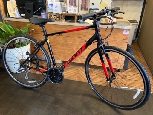 【GIANT CROSTAR前後タイヤ新品！】アルミフレーム　2×8速　700×28cクロスバイク　ブラック×レッド