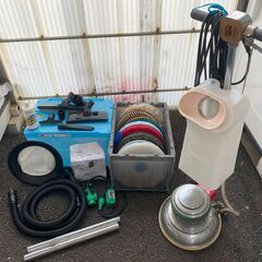 中古　ハウスクリーニングの道具一式　フロアポリッシャー　ウエットバキューム　高圧洗浄機　コードレス高圧洗浄機　掃除機2台　洗剤　その他掃除用具などの画像