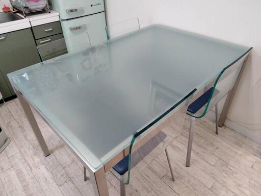 (値下げ中)ガラステーブル(calligaris)とアクリルチェア(AIDEC)４脚セット