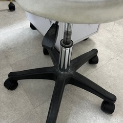 ネイルテーブル　デスク　キャスター付　椅子の画像