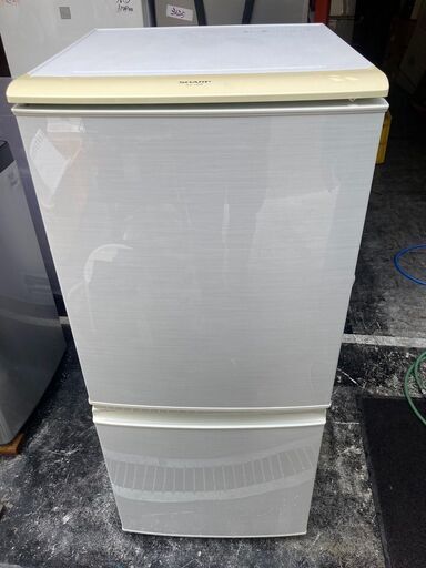 ☆中古￥4,000！【目玉商品！】SHARP　137㍑2ドア冷蔵庫　家電　SJ-14W-W型　幅48㎝ｘ奥行59㎝ｘ高さ113㎝　【BD175】