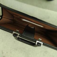 ビジネスバッグ　スタイリッシュな細身の画像