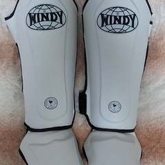 週末特価 WINDY シンガード レガース キックボクシング MMA 白 Sサイズの画像