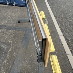 美品　天板折りたたみ式長机 幅約180×奥行45×高さ70cm    の画像