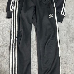 adidasジャージ上下セットの画像