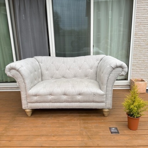 栃木県内お届け無料！【海外直輸入品】美品2人掛けソファ Lark Manor Versailles Chesterfield Settee価格120,000円前後