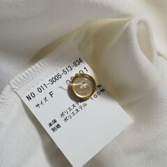 ●新品⚫️取り外し可能なアクセサリー付き白ブラウス⚪️インナーとしてもオールシーズン使える便利なTOPS⚪️の画像