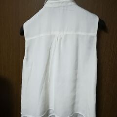●新品⚫️取り外し可能なアクセサリー付き白ブラウス⚪️インナーとしてもオールシーズン使える便利なTOPS⚪️の画像