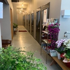 阿南駅前にカラオケボックスがオープン！居酒屋とりやつきや　２階　全８部屋の画像