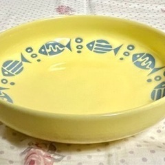 黄色のお皿の画像