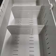 オフィス用のキャビネット（3段引き出し）の画像