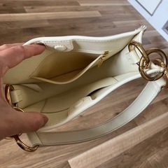 Charles&Keithチャーリーアンドキース バッグ 巾着 白　オフホワイトの画像
