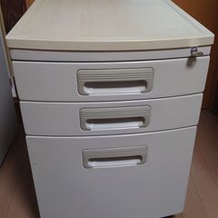 【直接引き取りでお願いします！】オフィス家具　スチールデスク（2台）、引き出し、棚、椅子（2脚）の画像