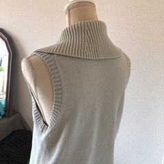 COS  厚手　ハーフジップアップ　キーニットベストの画像