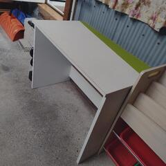 シンプルなデスクの画像