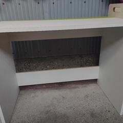 シンプルなデスクの画像