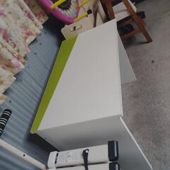 シンプルなデスクの画像