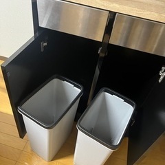 分別ゴミ箱が隠せる棚(ゴミ箱&コマ付き)の画像