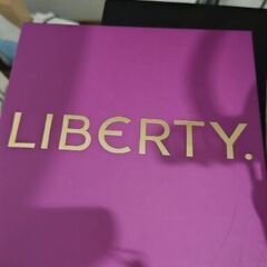 【特別セール！大至急！】新品未使用　シルク100％　イギリス購入　日本未発売　LIBERTY リバティ　スカーフ　2024年イギリス購入の画像