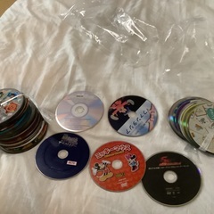 大量のCDとDVD の画像
