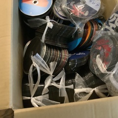 大量のCDとDVD の画像