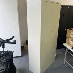 鍵付きキャビネットスチール書庫の画像