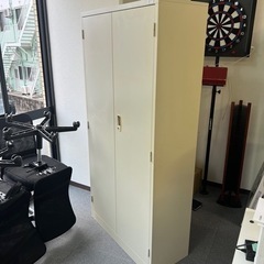 鍵付きキャビネットスチール書庫の画像