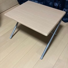 折りたたみテーブルの画像