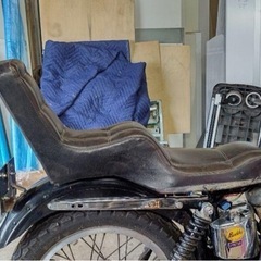 本日限定値下げキングアンドクイーン　シート　アメリカンバイク　ハーレー　Harley-Davidson 車のパーツ 外装、車外用品の画像